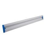 El Riel en Aluminio de 50 cm ofrece organización modular ajustable para herramientas de limpieza. Resistente, con topes de colores y adaptable a entornos industriales, comerciales y sanitarios.